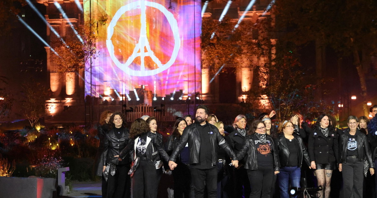 Bataclan, dieci anni dopo: musica rock e 132 stelle per ricordare vittime Bataclan, dieci anni dopo: musica rock e 132 stelle per ricordare vittime