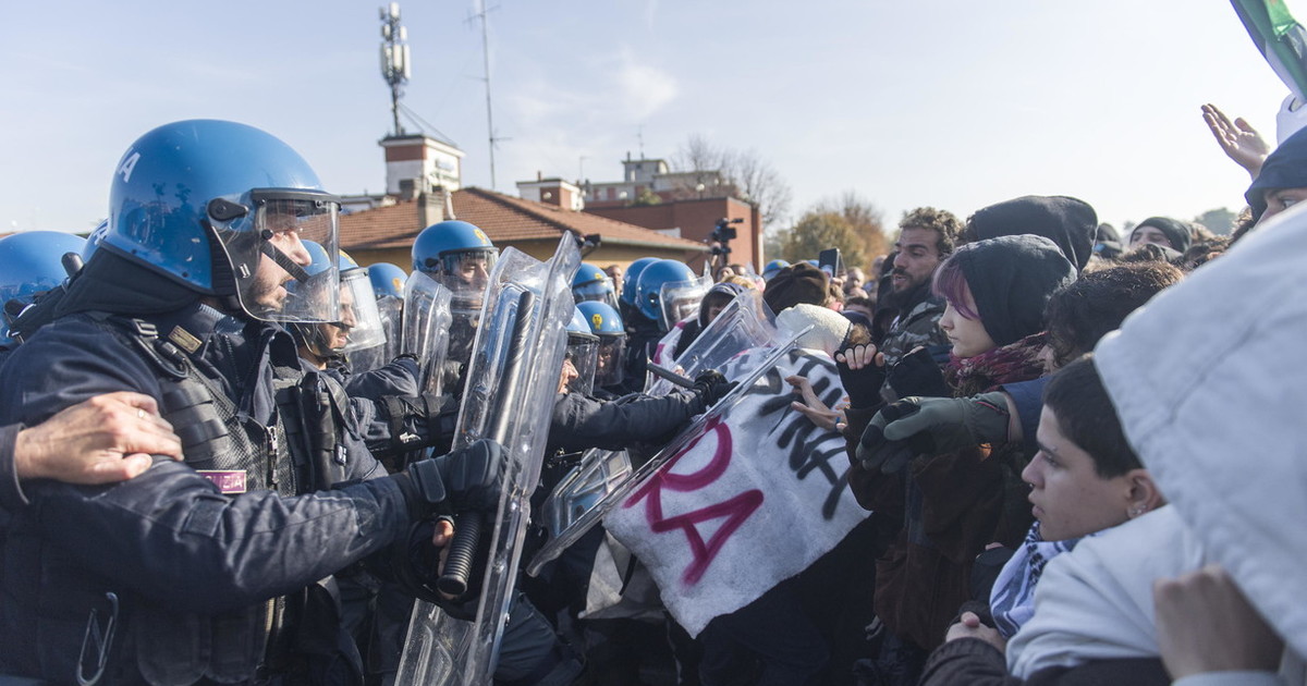 Anci: corteo protesta verso la Fiera di Bologna, scontri con la polizia