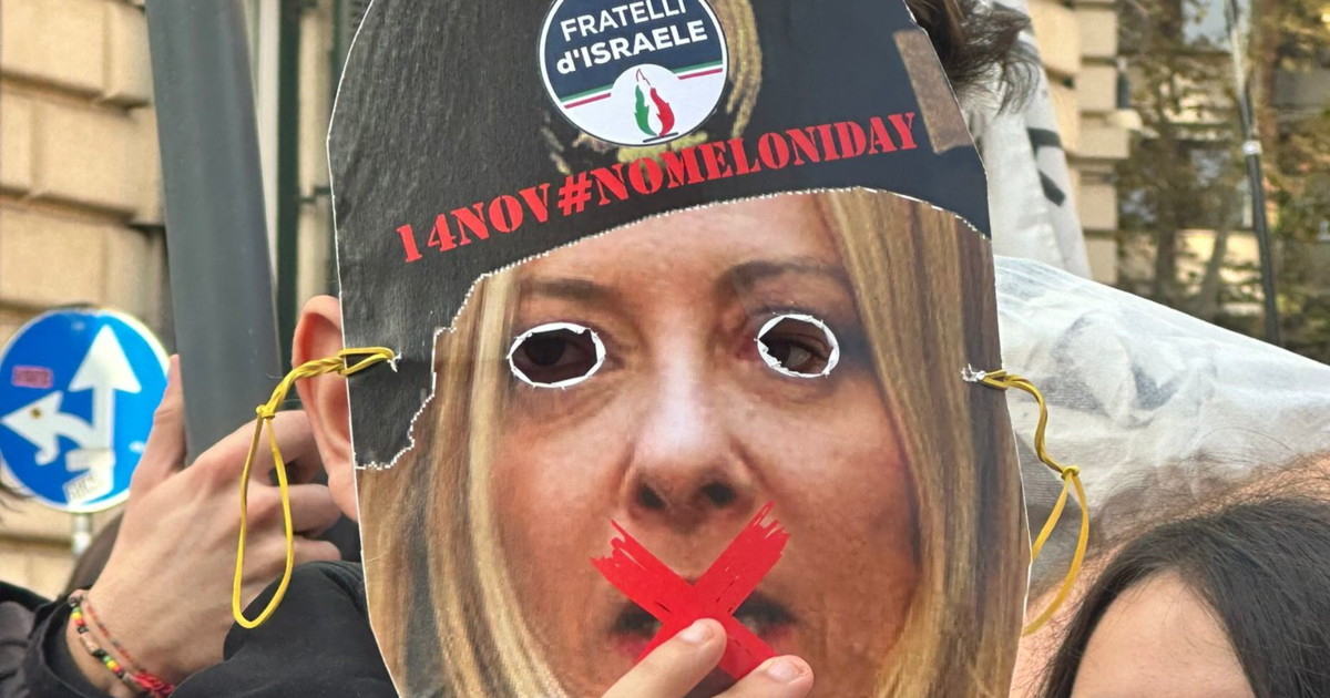 Odio in piazza, imbrattata la sede del Mim e fantocci shock di Meloni e Bernini Odio in piazza, imbrattata la sede del Mim e fantocci shock di Meloni e Bernini