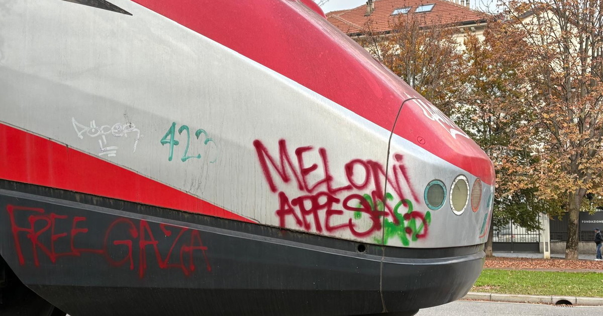 Choc al corteo di Torino. Sul treno appare la scritta "Meloni appesa"