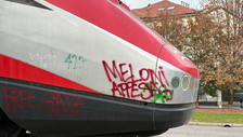 Choc al corteo di Torino. Sul treno appare la scritta Meloni appesa