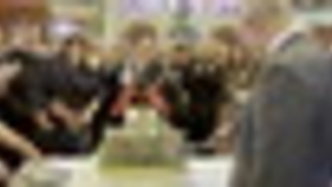 Re Carlo compie 77 anni, torta-castello e 'Happy Birthday' in Galles