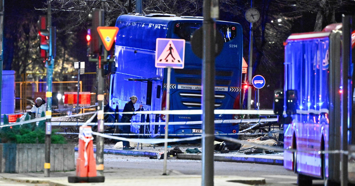 Incidente Stoccolma, i testimoni: "Ho visto il bus colpire la pensilina, poi le urla e la gente a terra"