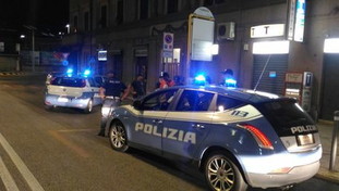 Trovata morta in casa con una ferita alla testa. Ascoltato il compagno