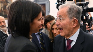 Torna il Jurassic Pd: così Prodi vuole fermare Elly. Il piano dei dinosauri dem