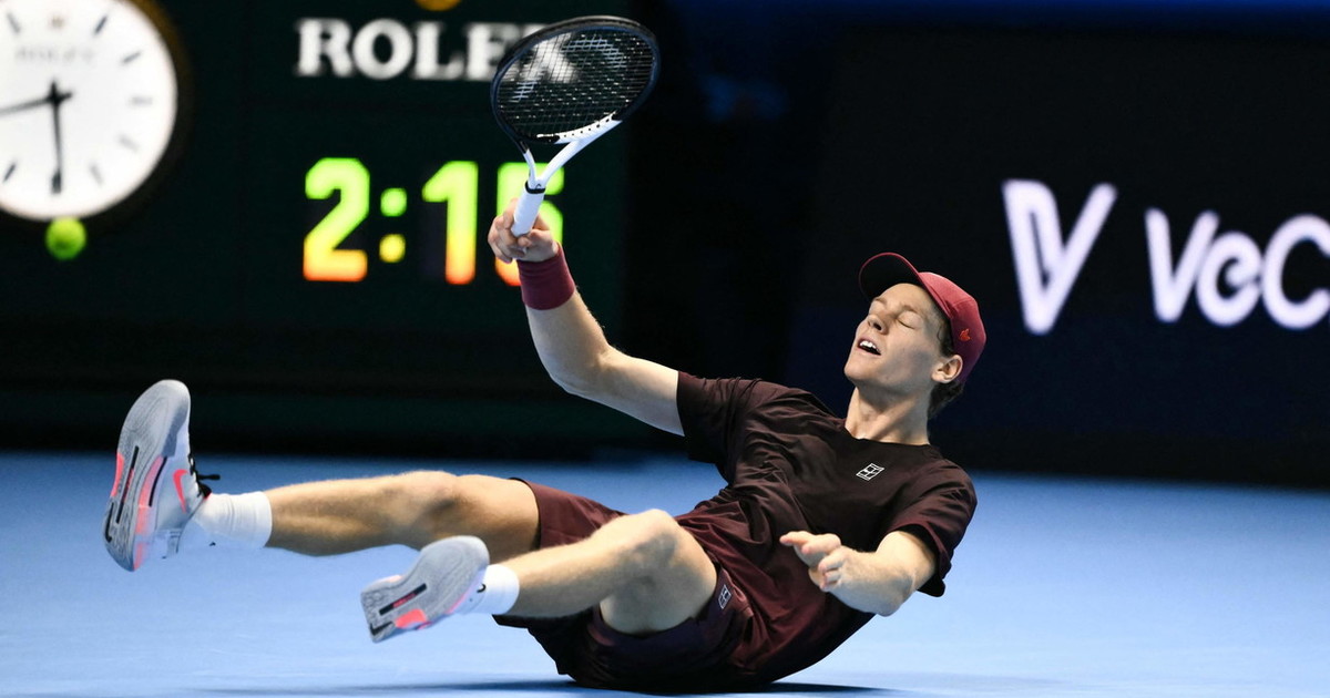 Sinner da impazzire, Alcaraz travolto in due set. Meloni: "Orgogliosi di te" Sinner da impazzire, Alcaraz travolto in due set. Meloni: "Orgogliosi di te"