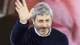 Dopo l'ormeggio di cittadinanza spunta la casa condonata. Fico fa il comizio sulla barca