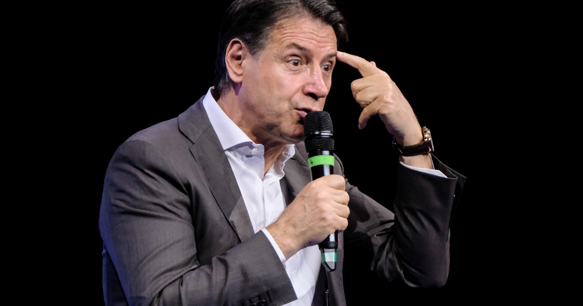 Meloni alta nei consensi? Conte spara la teoria del complottone: “Ha in mano i media”