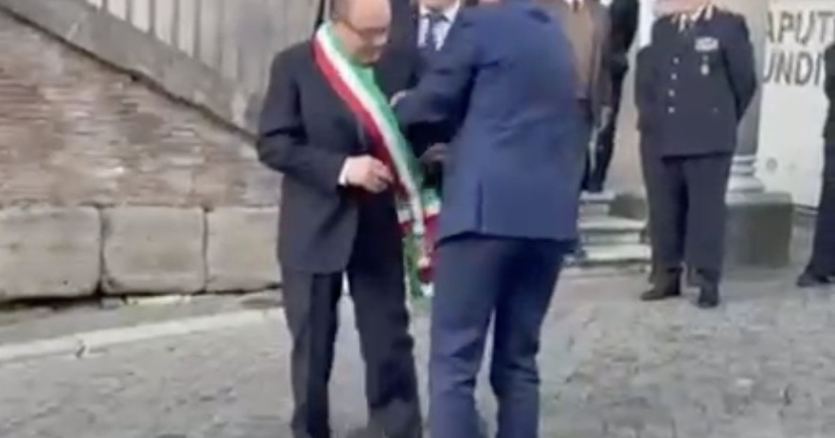 Verdone con la fascia da sindaco: "Adesso prosciughiamo il Tevere" Verdone con la fascia da sindaco: "Adesso prosciughiamo il Tevere"