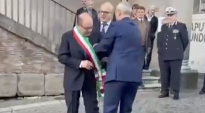 Verdone con la fascia da sindaco: 'Adesso prosciughiamo il Tevere'