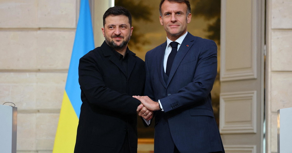 "Momento storico". Macron e Zelensky firmano accordo per armi all "Momento storico". Macron e Zelensky firmano accordo per armi all