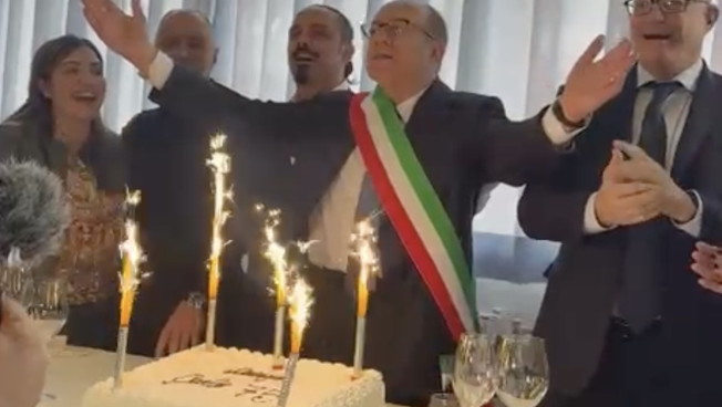 Verdone prova a spegnere le candeline sulla torta. Che succede nel centro anziani