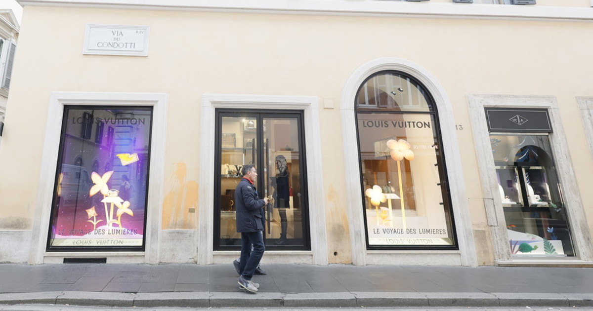 La "banda della spaccata" colpisce ancora, colpo gobbo a via Condotti: via 300mila euro di merce La "banda della spaccata" colpisce ancora, colpo gobbo a via Condotti: via 300mila euro di merce