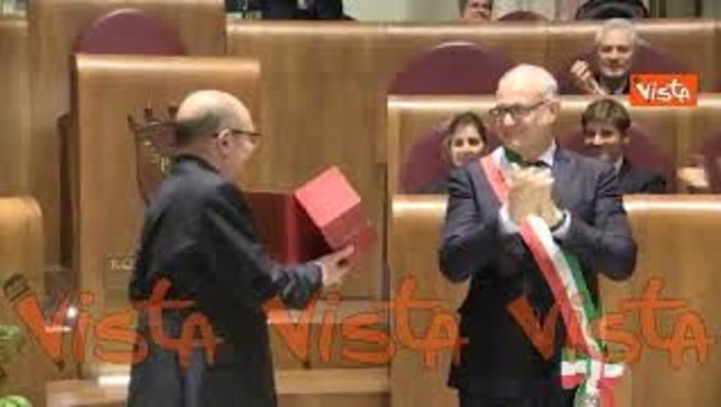 Carlo Verdone riceve la Lupa Capitolina dopo la giornata da Sindaco di Roma Carlo Verdone riceve la Lupa Capitolina dopo la giornata da Sindaco di Roma