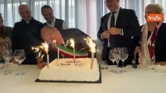 Verdone "sindaco" spegne le candeline al centro anziani: Sono astemio, ma brindo insieme a voi