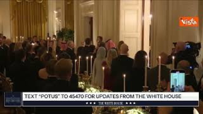 Trump saluta Elon Musk con un buffetto alla cena di Gala in onore di bin Salman alla Casa Bianca Trump saluta Elon Musk con un buffetto alla cena di Gala in onore di bin Salman alla Casa Bianca