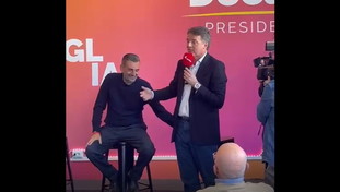 "Non toccarmi davanti a tutti". Renzi-Decaro, il siparietto è esilarante | <span style=color: rgb(153, 0, 0);>video</span>