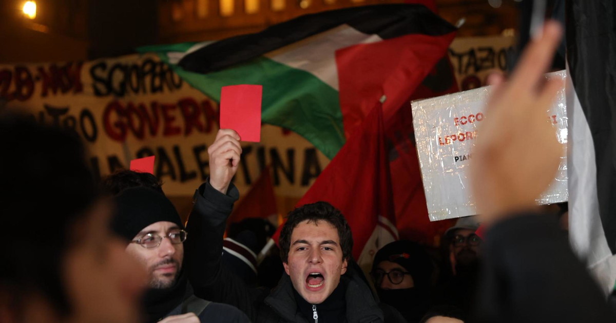 Maccabi Virtus. bombe carta e idranti in centro a Bologna