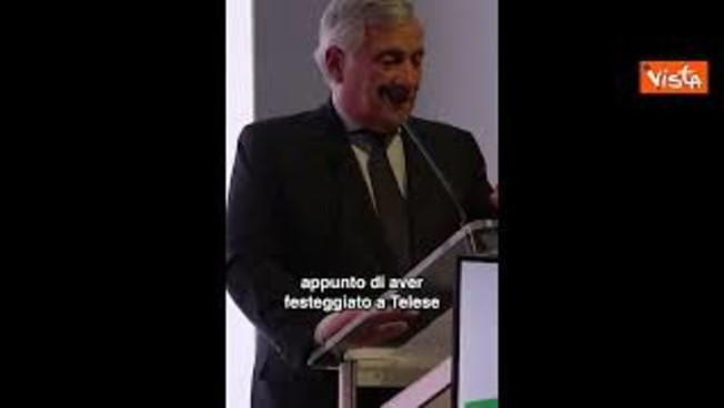 faccio politica mica lo schiattamuorto tajani risponde alle critiche per i salti su palco napoli