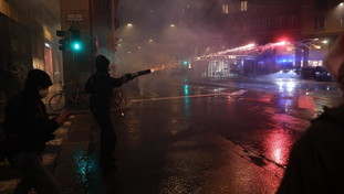 Another ProPal guerrilla and 14 officers were injured. Piantedosi promised a very harsh response: unacceptable