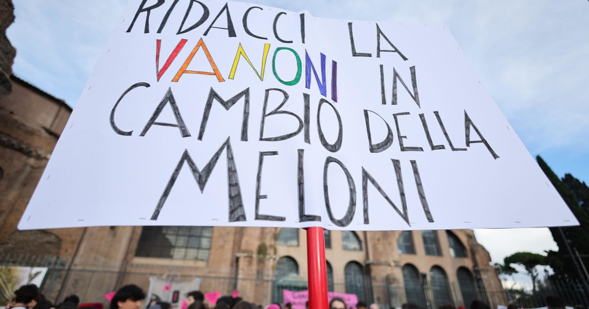 « Femminicidi, +Melonicidi» Il corteo di «Non Una di Meno» contro la violenza sulle donne invoca la morte della premier