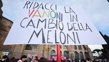  «-Femminicidi, +Melonicidi» Il corteo di «Non Una di Meno» contro la violenza sulle donne invoca la morte della premier