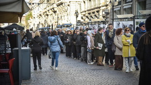 L'abbraccio di Milano a Ornella Vanoni: in migliaia per l'ultimo saluto | <span style=color: rgb(153, 0, 0);>VIDEO</span>