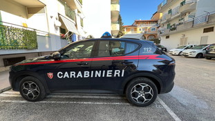 Braccialetto elettronico manomesso: ex massacra 35enne. Salva per miracolo