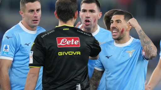 Lazio-Lecce, la moviola di Calvarese: Arena in confusione ma Serra al Var fa peggio
