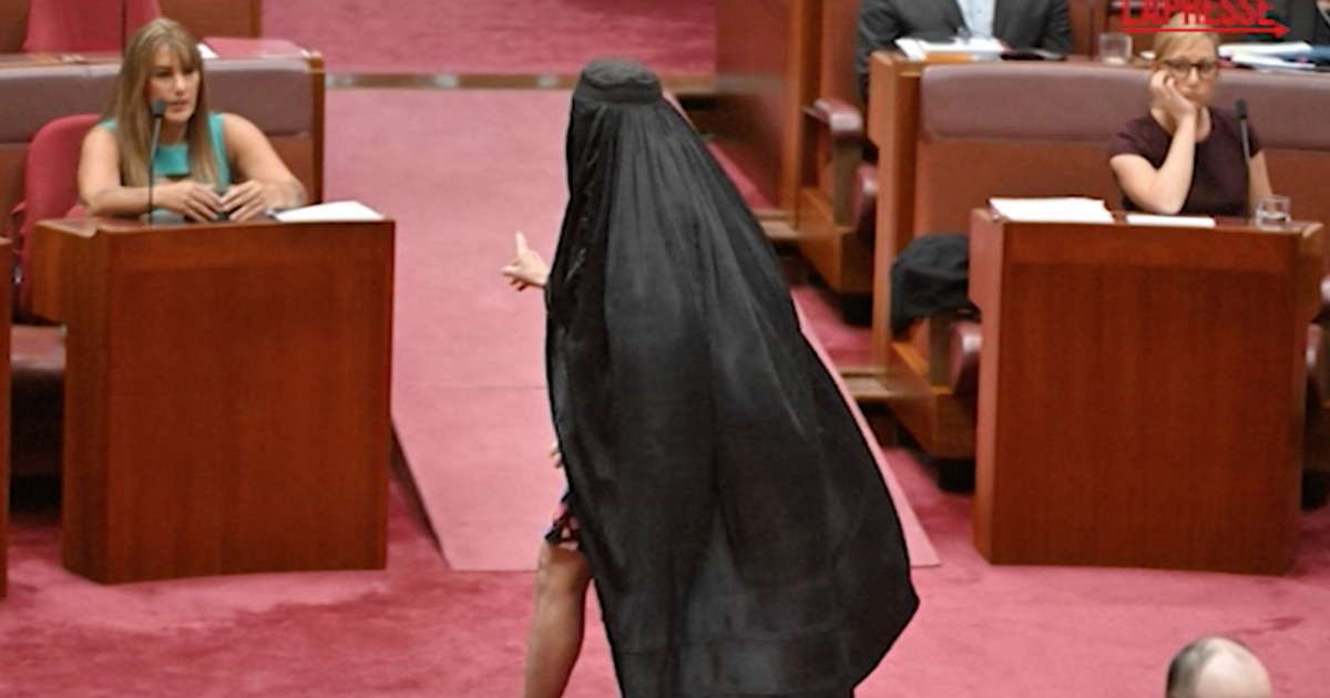 senatrice in australia si presenta in burqa in aula come finisce la provocazione guarda