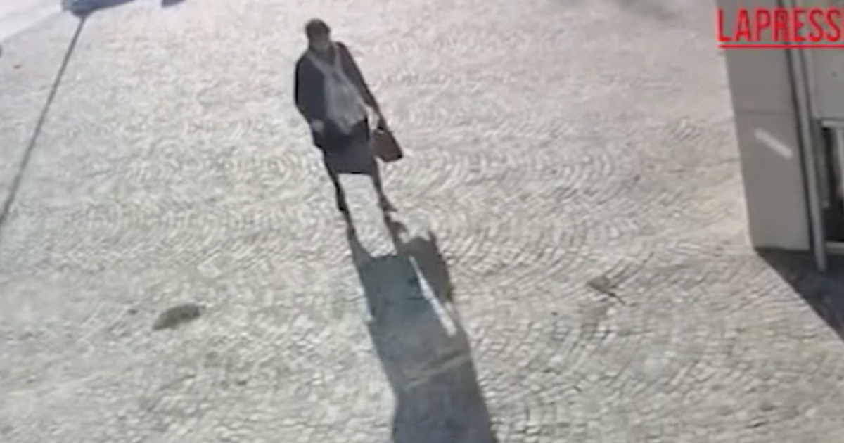 le incredibili immagini dell uomo che si fingeva sua madre morta per incassare la pensione video