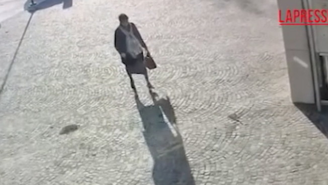 Mantova, l'incredibile video dell'uomo che si fingeva sua madre morta per incassare la pensione