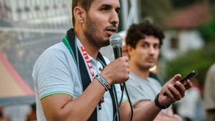 Baya insulta Il Tempo e Giulia Sorrentino: “Ridicoli, narrazione tossica”. Così ci vuole mettere il bavaglio