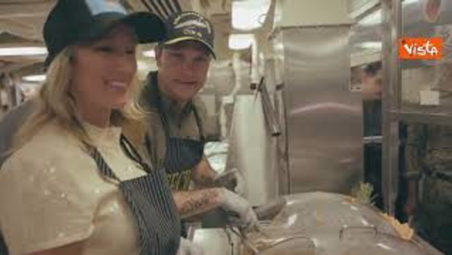 Segretario alla guerra Pete Hegseth con la moglie serve la cena del Ringraziamento alle truppe Usa