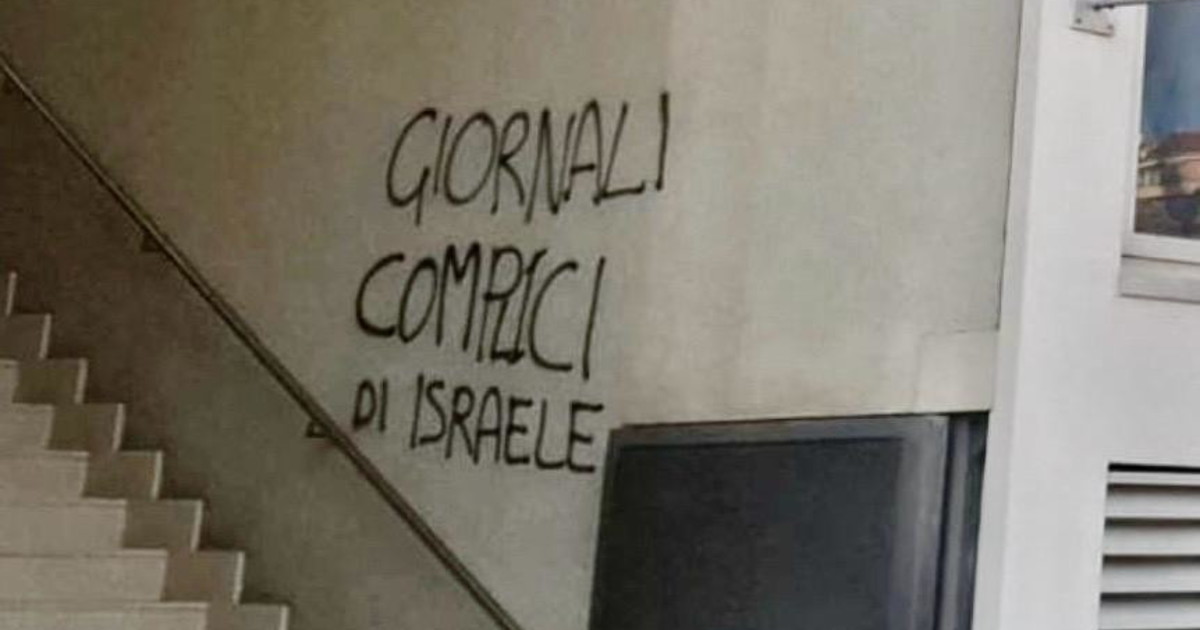Pro Pal fanno irruzione nella redazione della Stampa: letame davanti ai cancelli e scritte sui muri