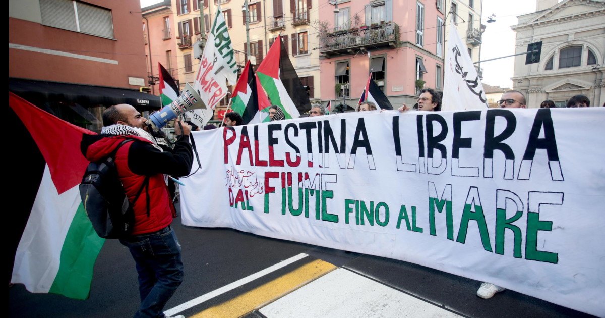 Shock al corteo: pro Pal bruciano bandiera Usa e manifesto con Crosetto