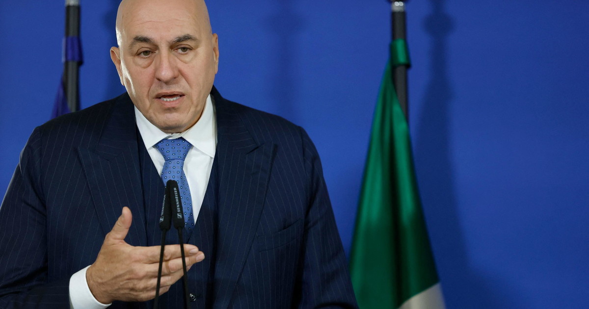 Manifesto bruciato, a Crosetto la solidarietà di La Russa e Fontana: "Non ci intimidiscono"