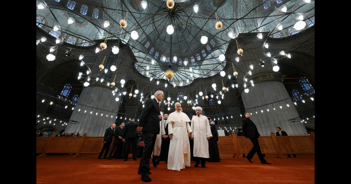 Papa Leone scalzo nella Moschea Blu: "Mai più guerre in nome di Dio"