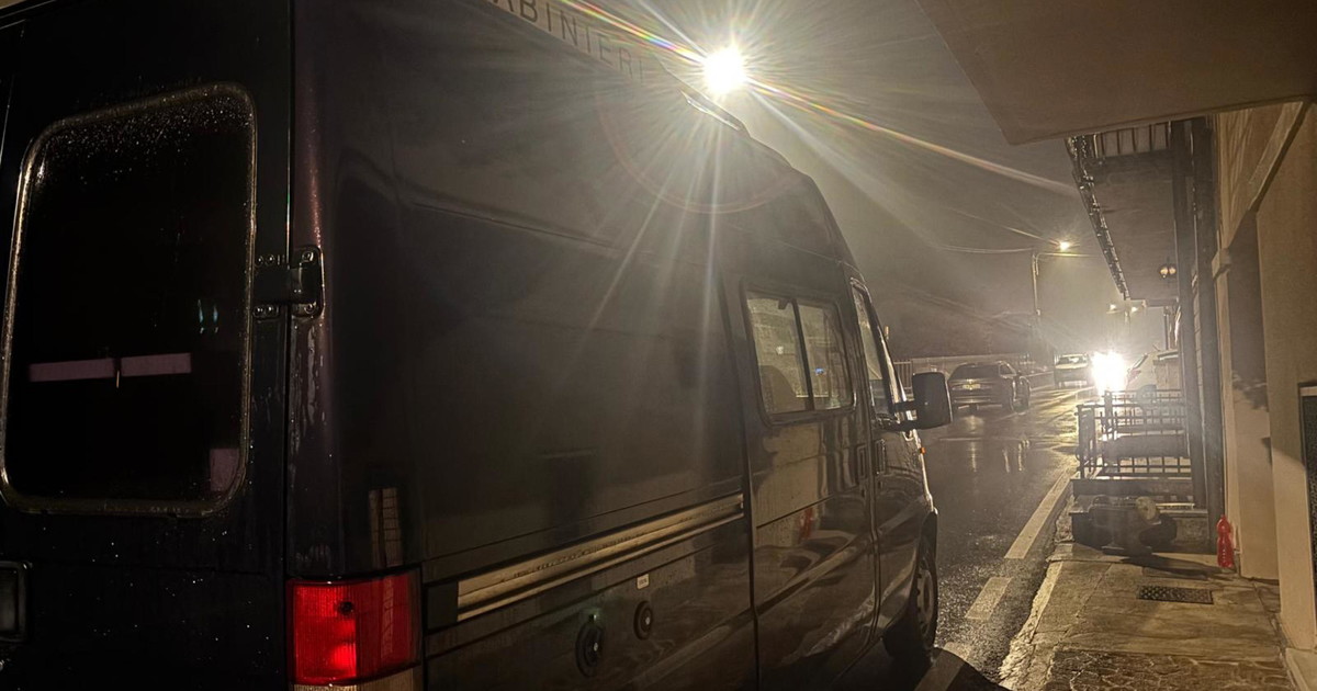 Varese: tenta di strangolare la moglie con cavo elettrico, arrestato 48enne