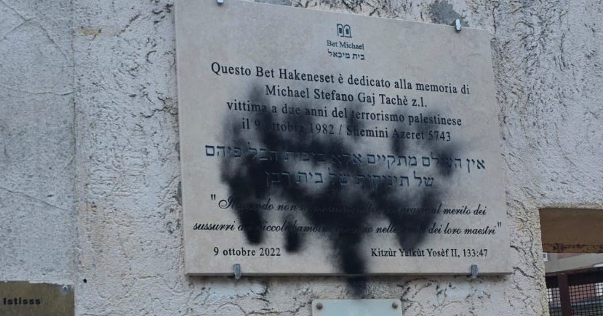 Già rimosse le scritte ingiuriose sulla sinagoga di Monteverde. La condanna della politica: "Gesto infame"