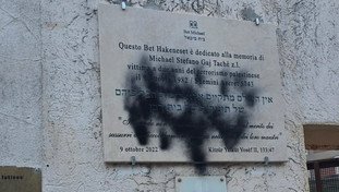 Ya han sido eliminados los escritos ofensivos sobre la Sinagoga de Monteverde. La condena de la política: gesto infame