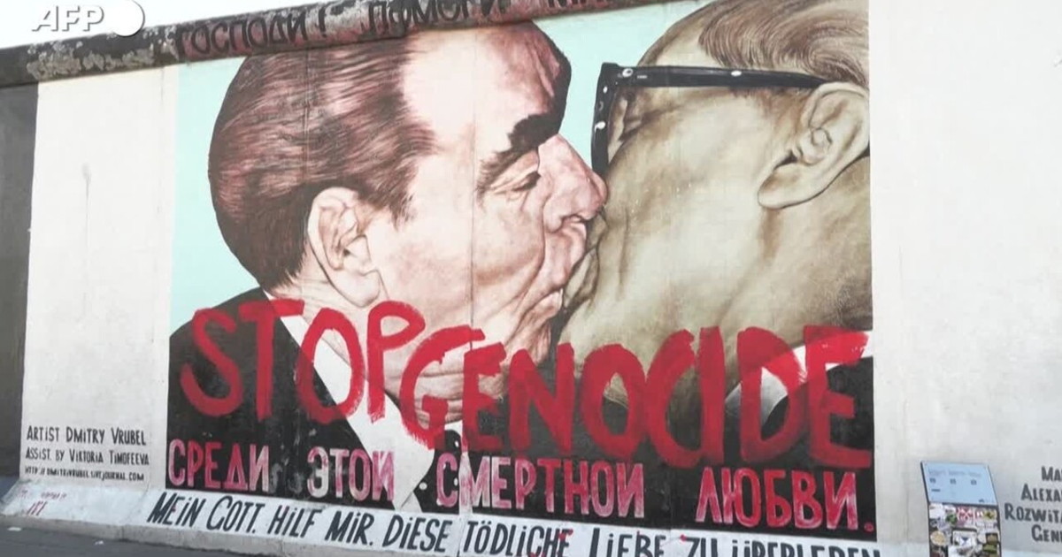 Addio a Bossu, il fotografo del bacio "socialista" tra Breznev e Honecker Addio a Bossu, il fotografo del bacio "socialista" tra Breznev e Honecker