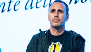 Censurano l'editore di estrema destra ma stanno zitti su chi pubblica Br e Stalin