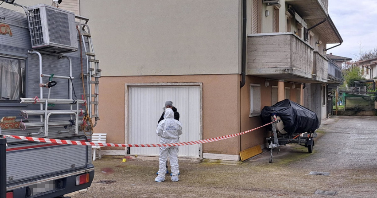 vicenza donna trovata all alba in un lago di sangue nel cortile del suo condominio