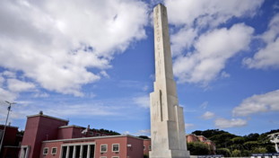 La trovata della sinistra: Qr code antifascista sui monumenti del regime