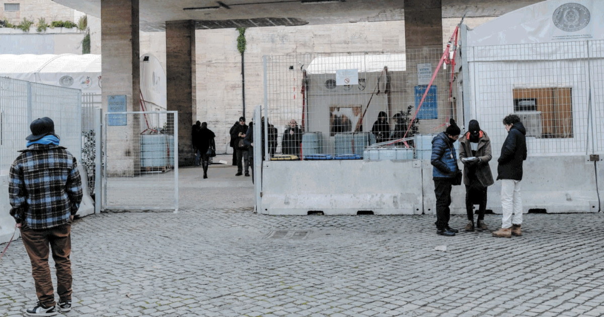 "Siamo abbandonati", anche San Lorenzo si ribella al Gran Camping Roma "Siamo abbandonati", anche San Lorenzo si ribella al Gran Camping Roma