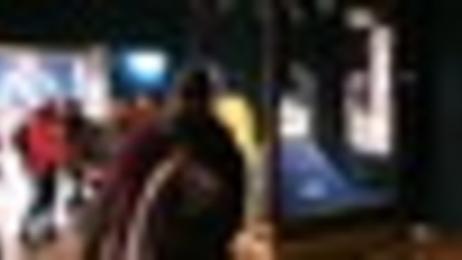 Lanciano cibo contro una teca contenente la Corona di re Carlo III