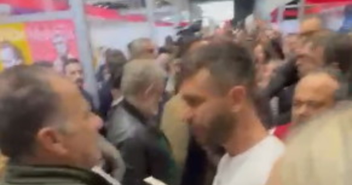 Scatta la censura rossa, il blitz con cori e intimidazioni: "Fuori i fascisti" | VIDEO Scatta la censura rossa, il blitz con cori e intimidazioni: "Fuori i fascisti" | VIDEO