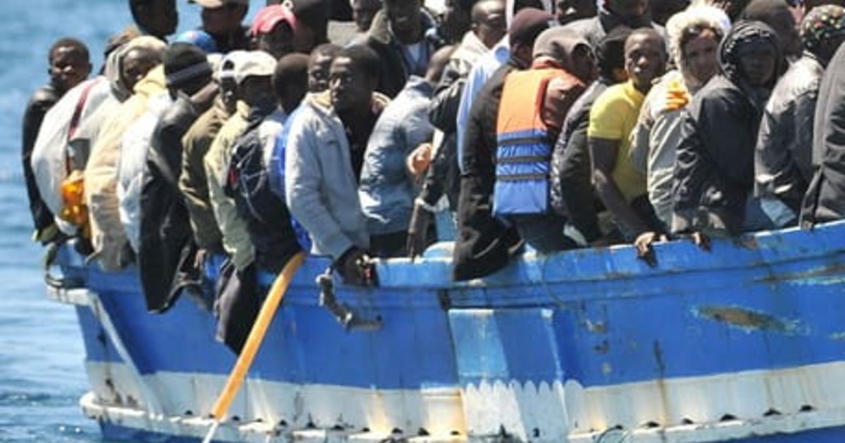 La nuova tratta degli schiavi. Scafisti e trafficanti di uomini a caccia di clienti sui social La nuova tratta degli schiavi. Scafisti e trafficanti di uomini a caccia di clienti sui social