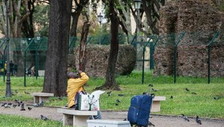 Colle Oppio fa paura tra sbandati e delinquenti. Un rischio andare al parco
